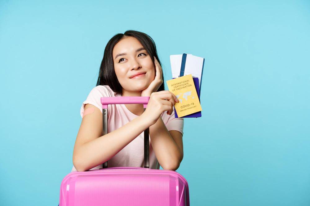 ilustrasi traveler memegang tiket untuk perjalanan internasional 