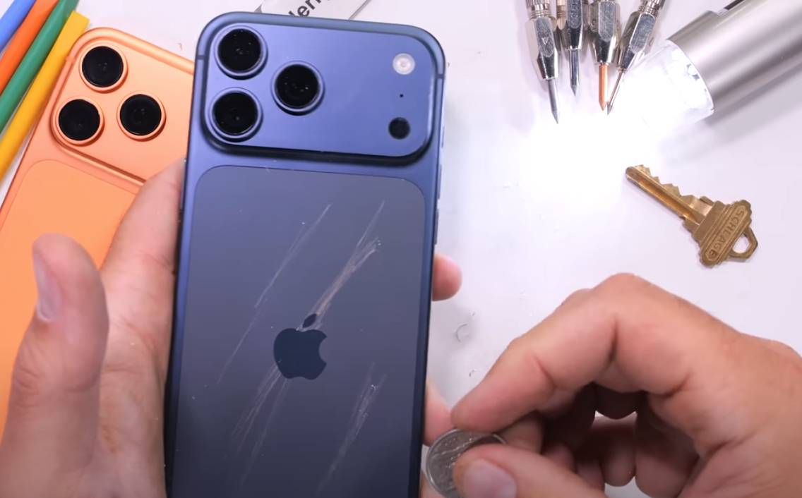 muncul goresan pada bodi iPhone 17 ketika digesekkan menggunakan koin 