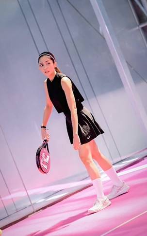 Ririn Dwi Ariyanti bermain padel 
