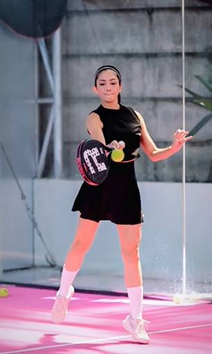 Ririn Dwi Ariyanti bermain padel 