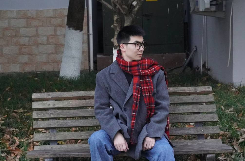 ilustrasi pria dengan scarf dan jas (unsplash.com/Jacob Eden)