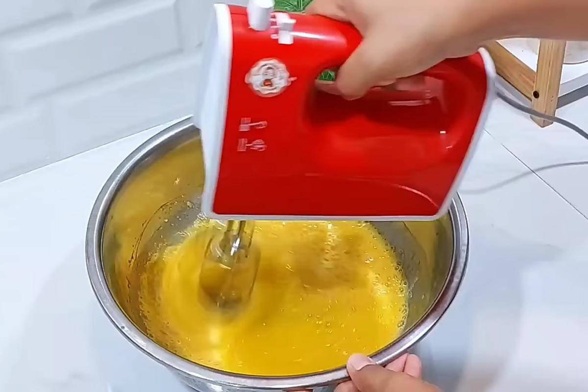 ilustrasi membuat adonan bolu slice matcha (YouTube.com/Ryanares kitchen)