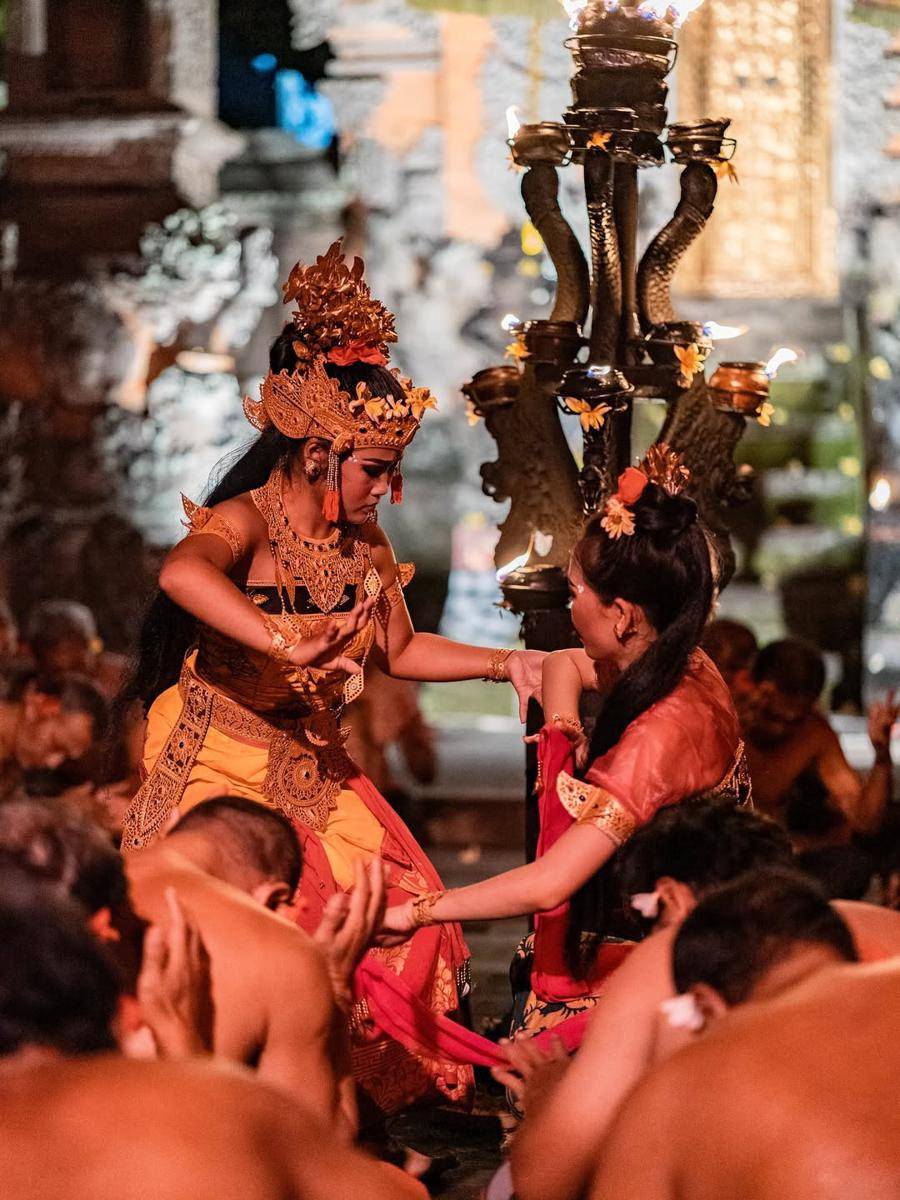 salah satu pertunjukan seni di Ubud (instagram.com/tamankaja.kecakdance)