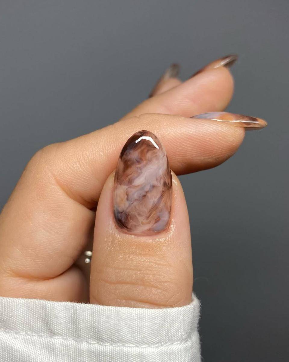 Inspirasi nail art coklat (instagram.com/beautique_kent)