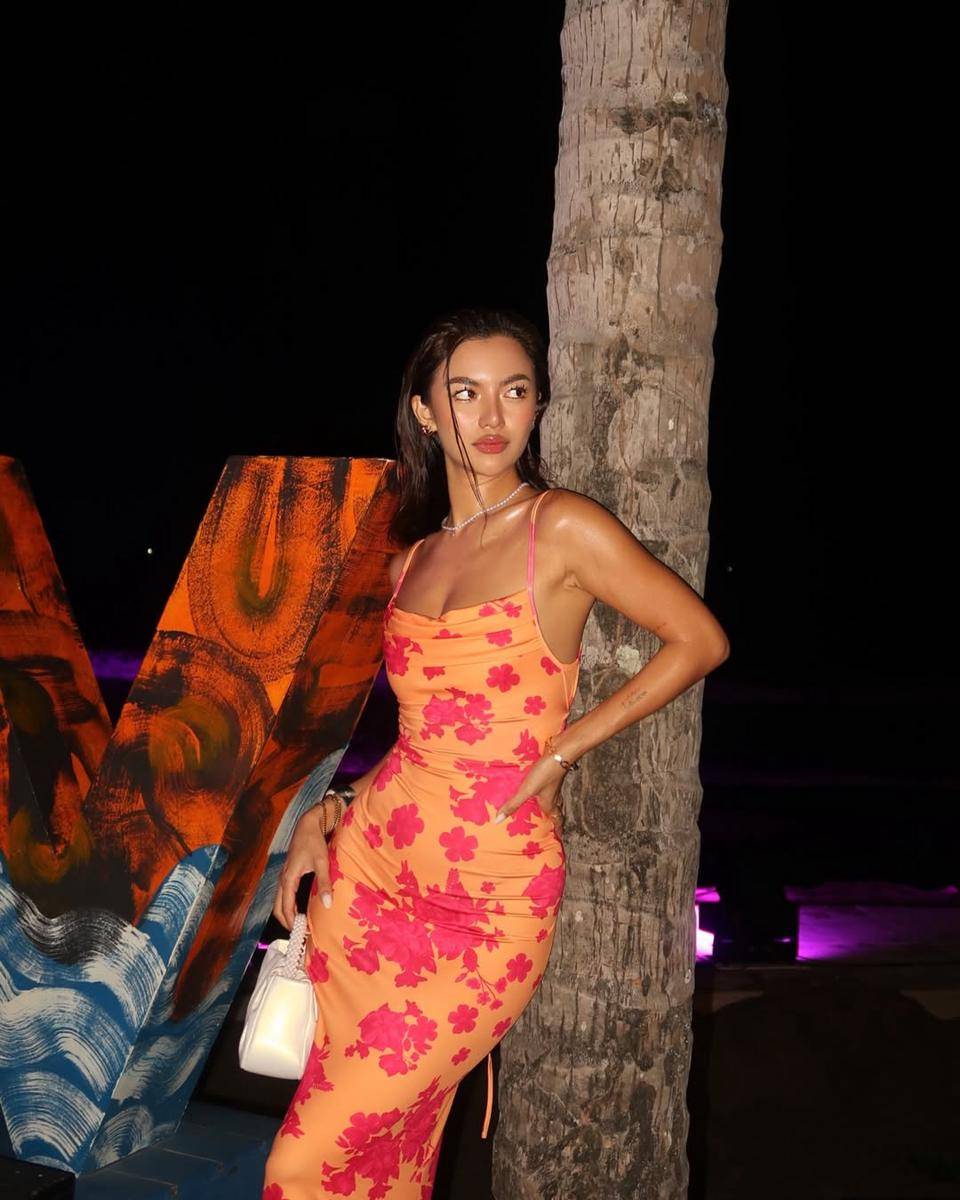 Inspirasi OOTD ala Sanly Liu (instagram.com/sanlyliuu)