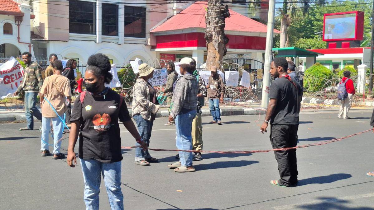 Demonstrasi mahasiswa Papua di Makassar menuntut pembebasan empat tahanan politik kasus makar NFRPB. (IDN Times/Darsil Yahya)