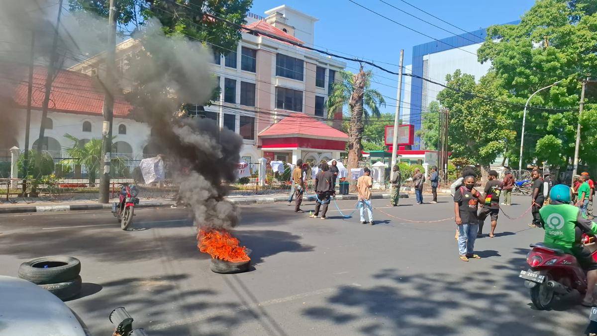 Demonstrasi mahasiswa Papua di Makassar menuntut pembebasan empat tahanan politik kasus makar NFRPB. (Dok. Istimewa)Demonstrasi mahasiswa Papua di Makassar menuntut pembebasan empat tahanan politik kasus makar NFRPB. (IDN Times/Darsil Yahya)