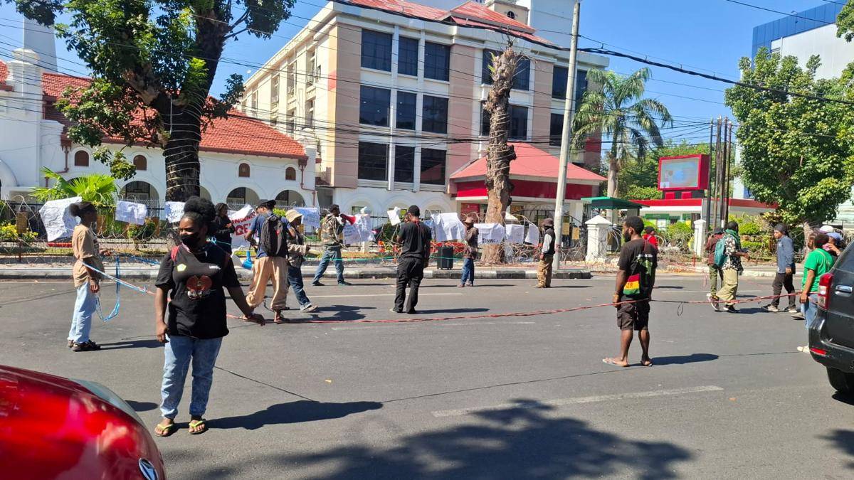 Demonstrasi mahasiswa Papua di Makassar menuntut pembebasan empat tahanan politik kasus makar NFRPB. (IDN Times/Darsil Yahya)