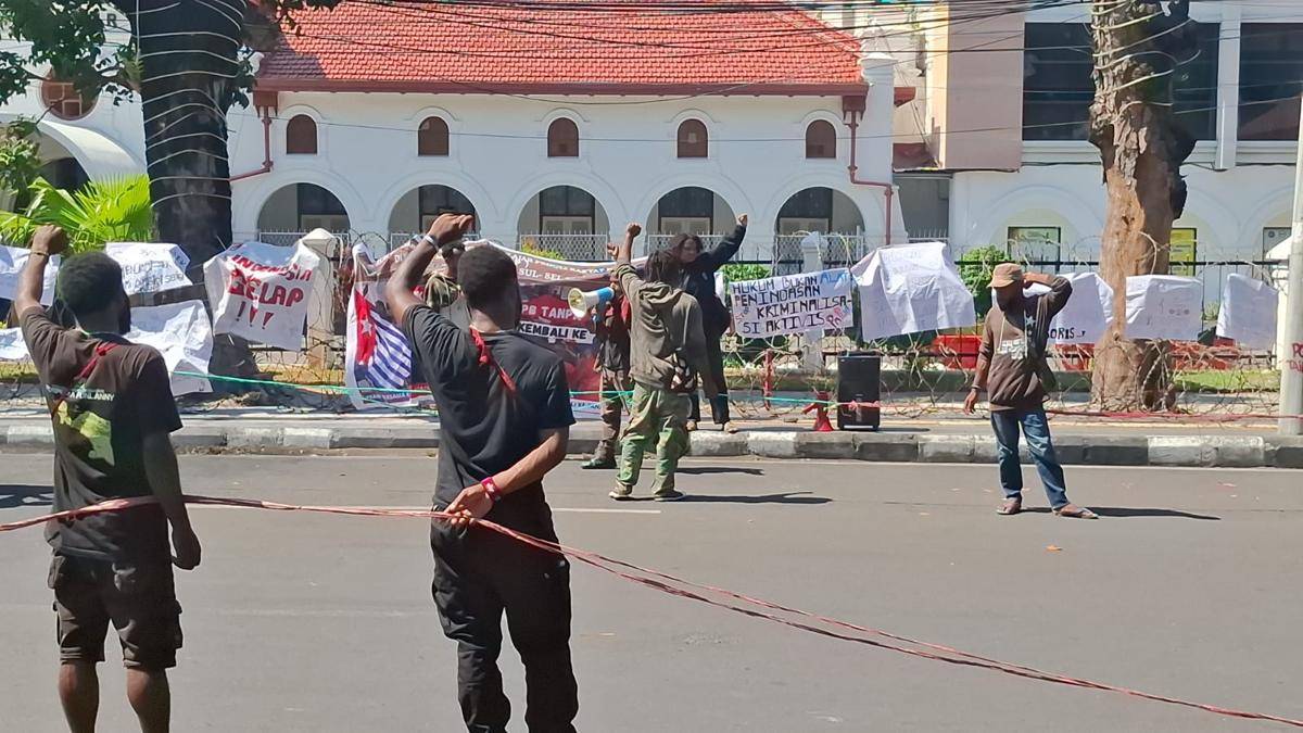 Demonstrasi mahasiswa Papua di Makassar menuntut pembebasan empat tahanan politik kasus makar NFRPB. (IDN Times/Darsil Yahya)