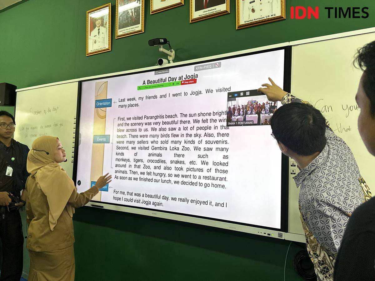 Demonstransi smart board menggunakan internet gratis.