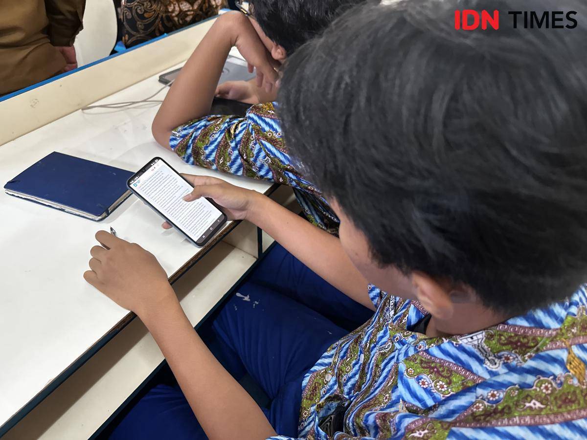 SMAN 1 Pontianak jadi sekolah pertama menerima internet gratis. 