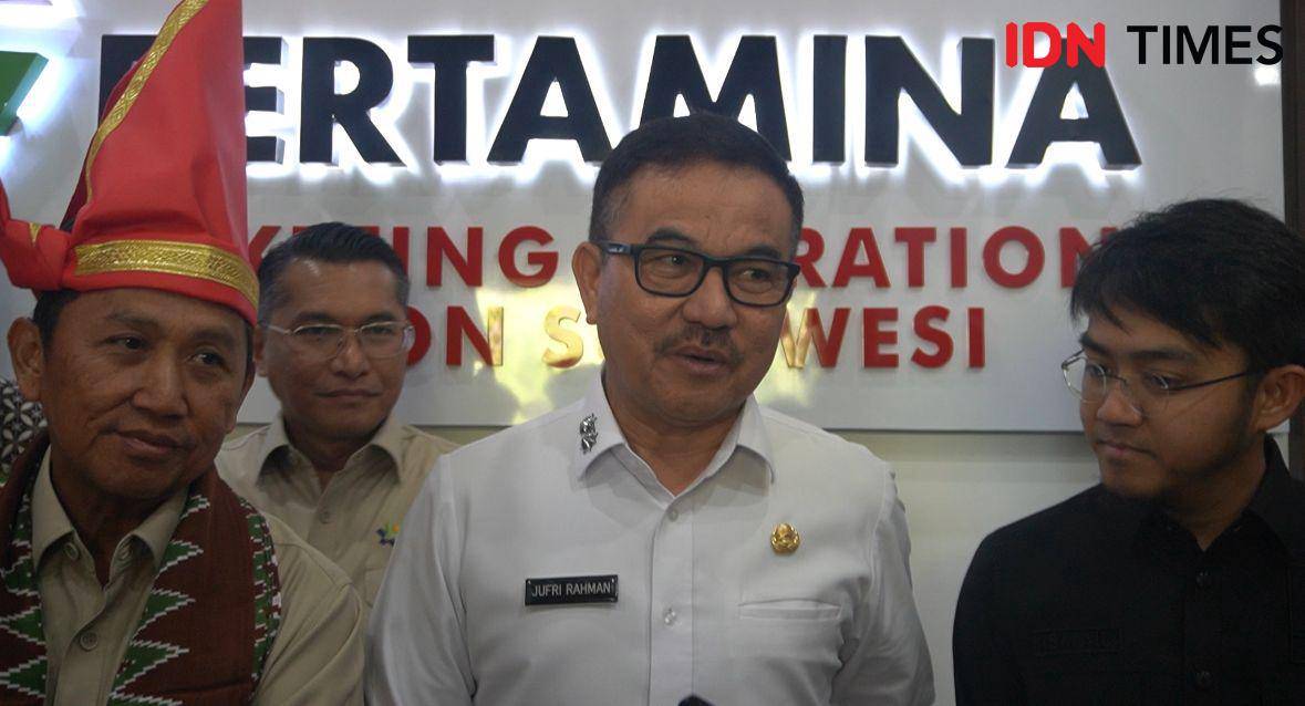 Sekretaris Daerah Sulawesi Selatan, Jufri Rahman, diwawancarai usai rapat koordinasi regional koperasi desa/kelurahan Merah Putih di Kantor Pertamina Sulawesi,  Selasa (23/9/2025). (IDN Times/Asrhawi Muin)