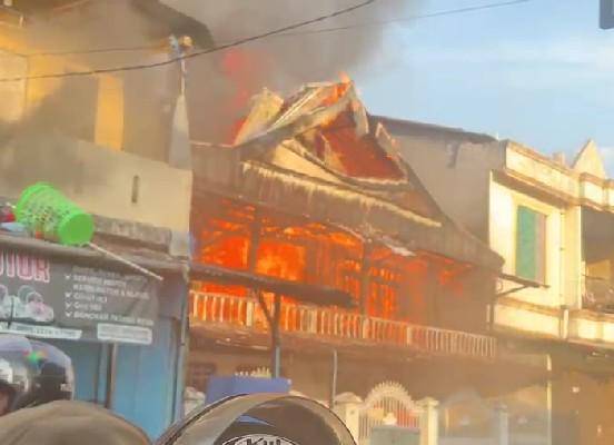 Rumah warga dibakar saat tawuran antarkelompok terjadi di Tallo, Makassaar, Selasa (23/9/2025)/Istimewa