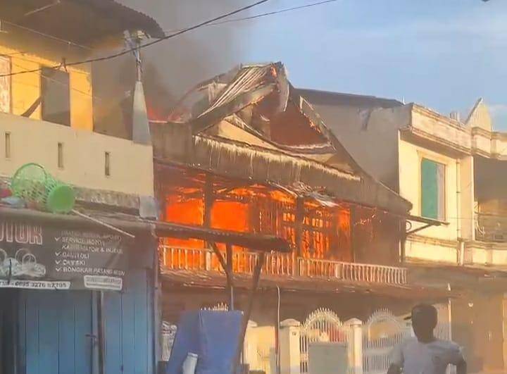 Rumah warga dibakar saat tawuran antarkelompok terjadi di Tallo, Makassaar, Selasa (23/9/2025)/Istimewa