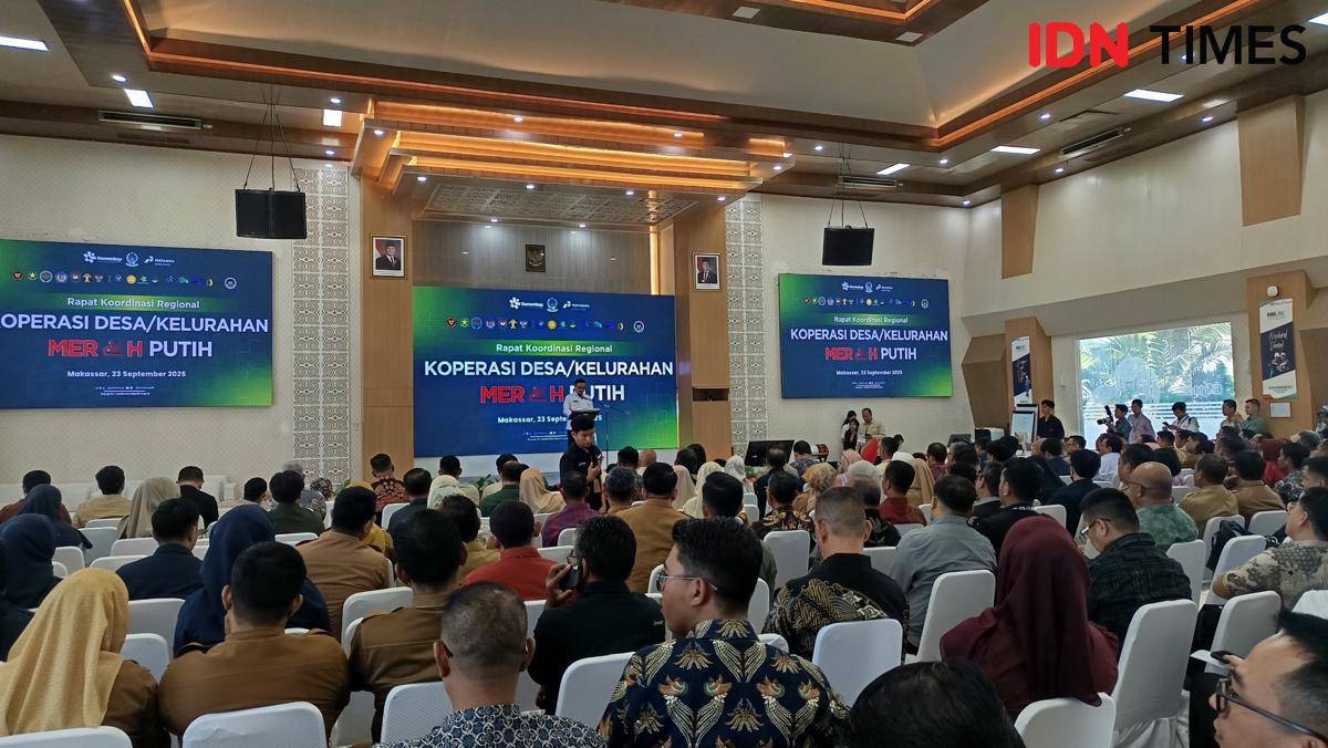 Sekretaris Daerah Sulawesi Selatan, Jufri Rahman, dalam rapat koordinasi regional koperasi desa/kelurahan Merah Putih di Kantor Pertamina Sulawesi,  Selasa (23/9/2025). (IDN Times/Asrhawi Muin)