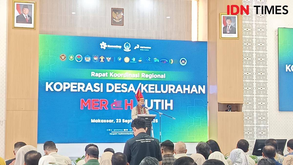 Sekretaris Kementerian Koperasi RI, Ahmad Zabani, dalam Rakor Operasionalisasi Kopdes Merah Putih di Makassar, di Kantor Pertamina, Selasa (23/9/2025). (IDN Times/Asrhawi Muin) 