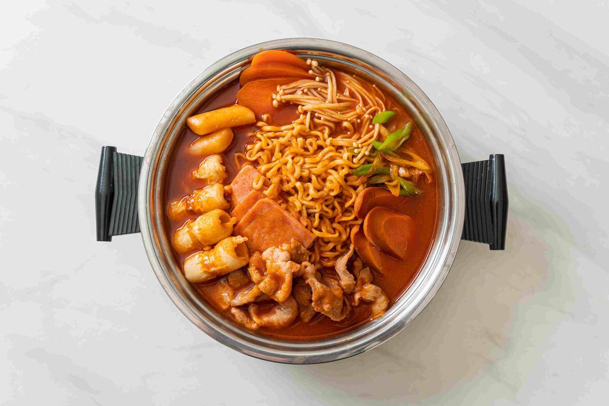 ilustrasi budae jjigae (vecteezy.com/Natthapon)