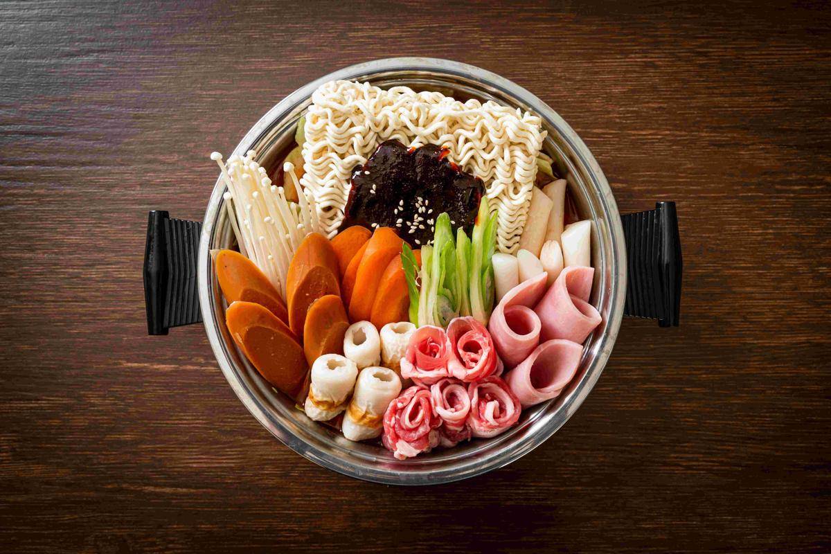 ilustrasi isian budae jjigae (vecteezy.com/Natthapon)