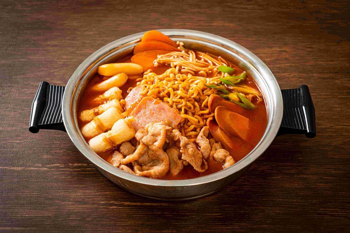 ilustrasi budae jjigae (vecteezy.com/Natthapon)