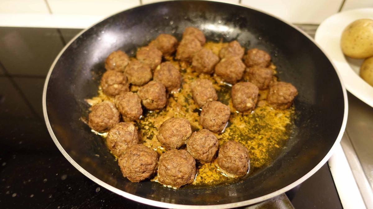 ilustrasi masak meatballs (vecteezy.com/Massimo)