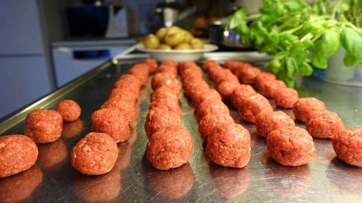 ilustrasi bentuk meatballs (vecteezy.com/Massimo)