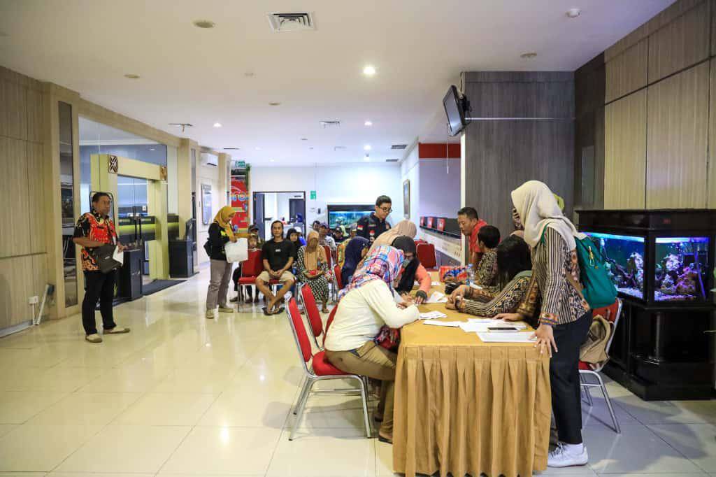 Warga Kota Kediri saat mengurus bantuan sosial. IDN Times/istimewa