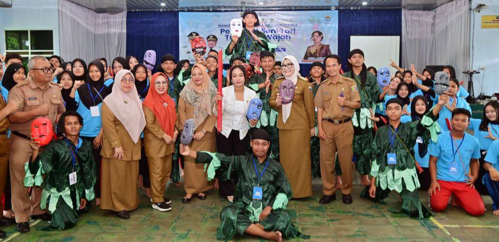 Ketua Tim Penggerak PKK Kabupaten Lampung Selatan sekaligus Utusan Khusus Presiden Bidang Pariwisata, Zita Anjani Hadiri Workshop Pelatihan Tari Tuping di Aula SMA Negeri 2 Kalianda (Dok.Pemkab Lampung Selatan)