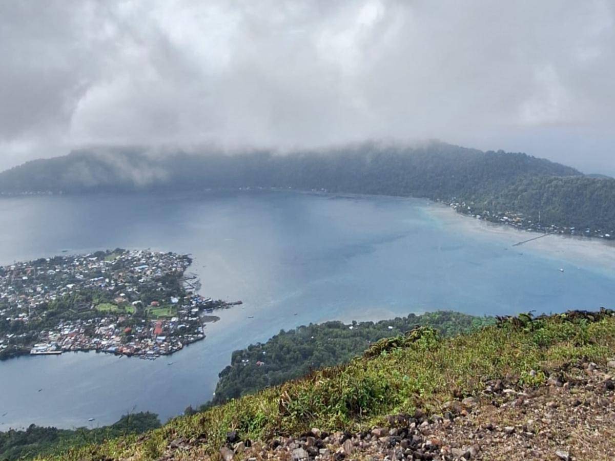 pemandangan dari atas gunung api Banda Neira (dok. Pribadi/Navira Fatah)
