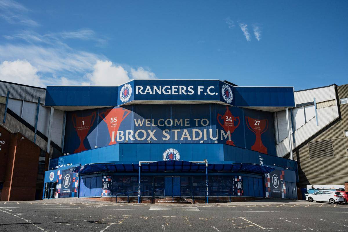 tampilan fasad Ibrox Stadium, kandang Rangers FC (unsplash.com/Winston Tjia)