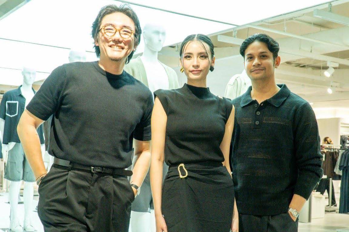 (Dari kiri ke kanan), VP of Merchandising for Special Projects Matahari Tommy Indra, Fashion Influencer Tamara Dai, dan Fashion Influencer Pria Alegeor, berfoto bersama dalam acara grand opening ZES store di Plaza Blok M lantai 2, Jakarta. (dok. ZES)