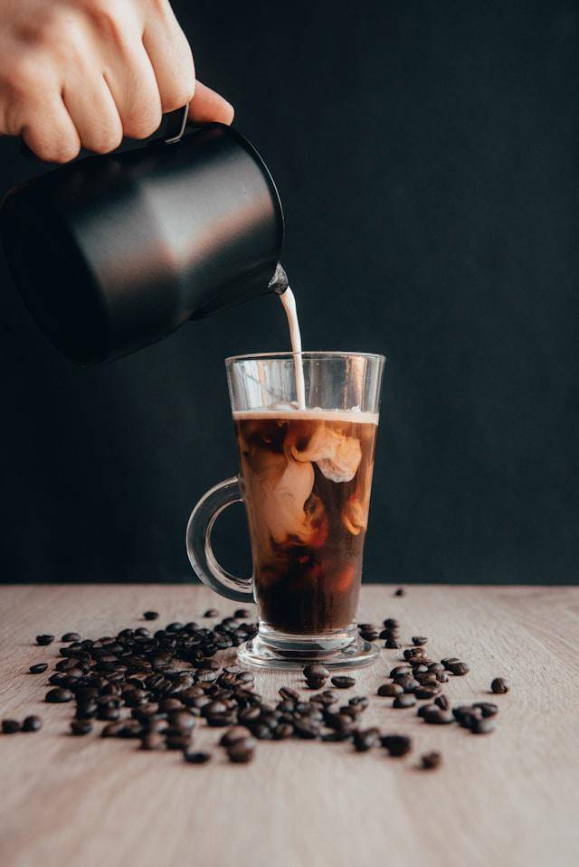 ilustrasi susu dicampur dengan kopi hitam (unsplash.com/Zoran Borojevic)