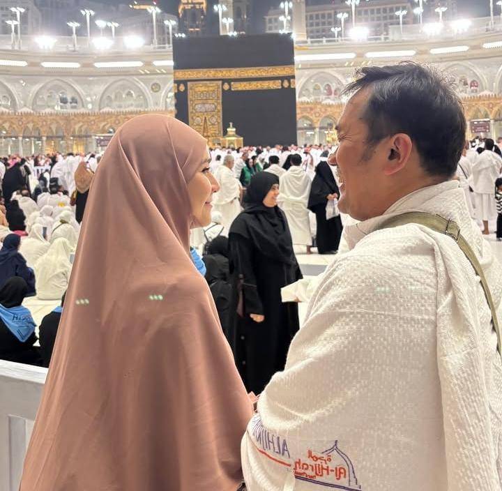potret Zaskia Adya Mecca dan Hanung umrah