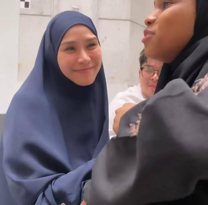 potret Zaskia Adya Mecca dan Hanung umrah