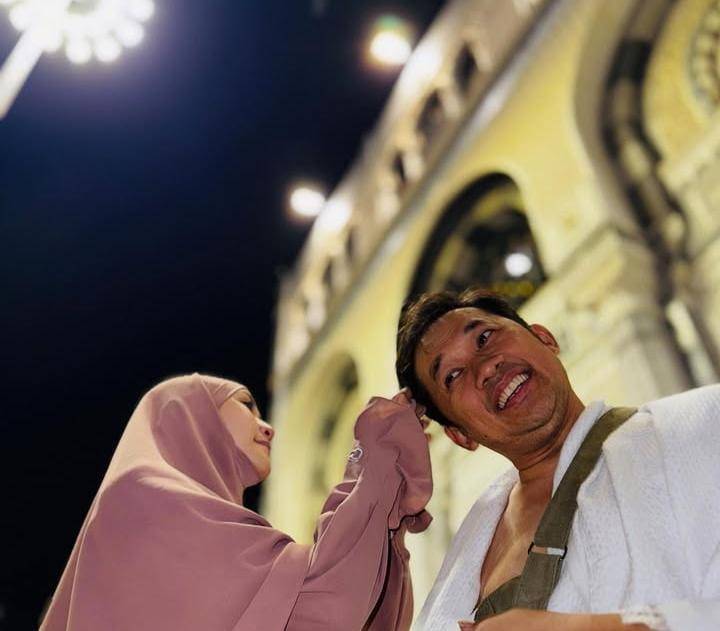 potret Zaskia Adya Mecca dan Hanung umrah