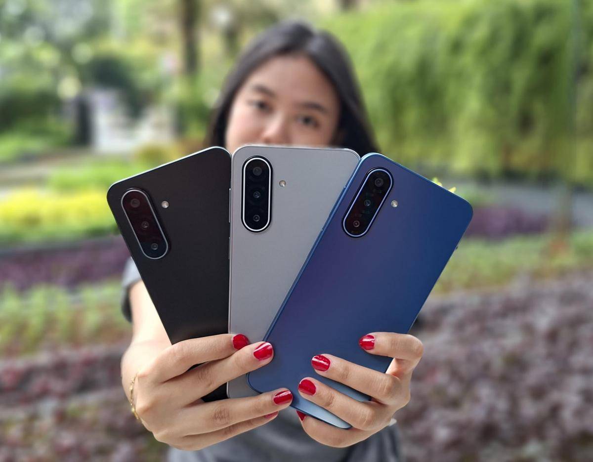 Seseorang memegang Samsung Galaxy A17 5G dalam tiga opsi warna