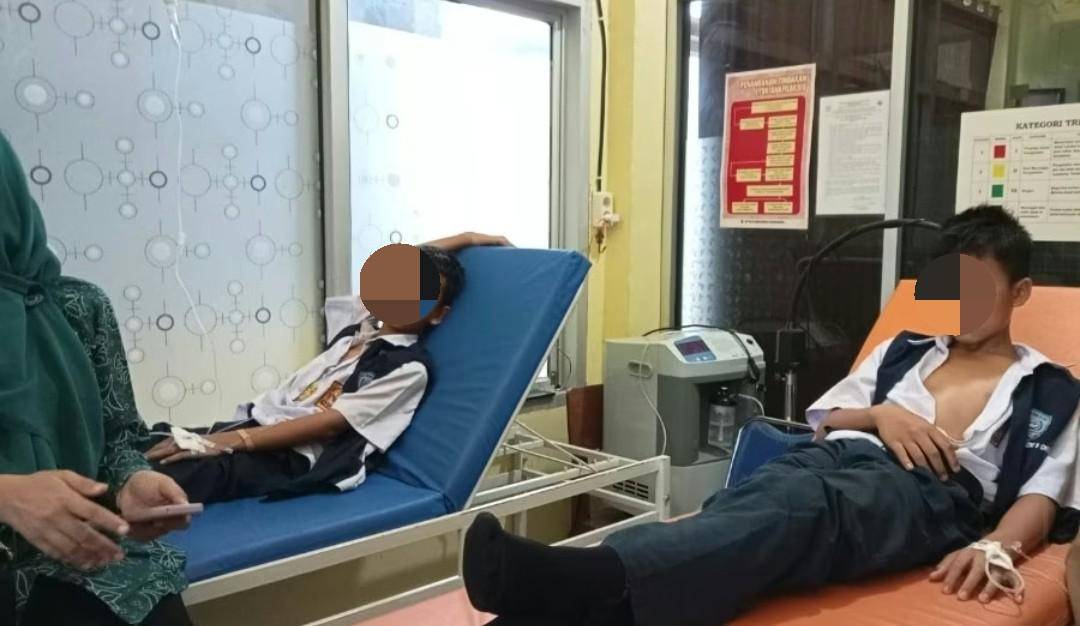 Siswa SMPN 9 OKU dìbawa ke Puskesmas, diduga keracunan usai santap MBG. (Dok. Istimewa)