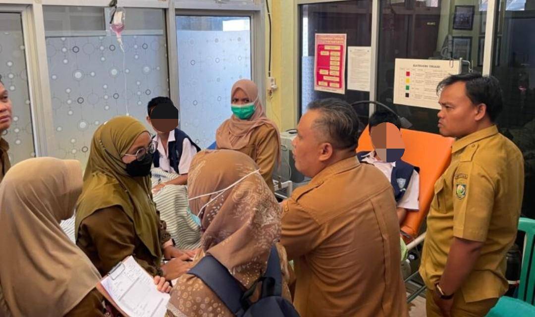 Siswa SMPN 9 OKU dìbawa ke Puskesmas, diduga keracunan usai santap MBG. (Dok. Istimewa)
