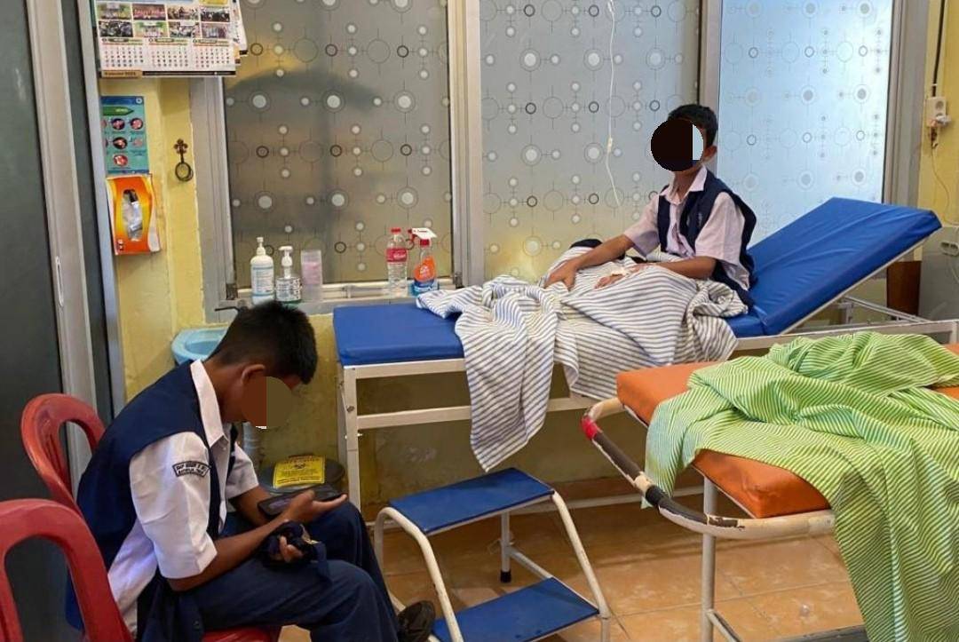 Siswa SMPN 9 OKU dìbawa ke Puskesmas, diduga keracunan usai santap MBG. (Dok. Istimewa)