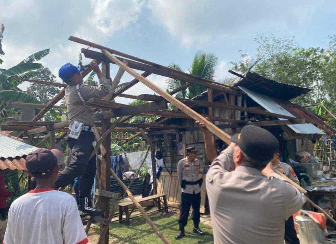 Personel Polsek Talang Kelapa saat membantu memperbaiki rumah warga yang diterjang puting beliung. (Dok. Polsek Talang Kelapa)