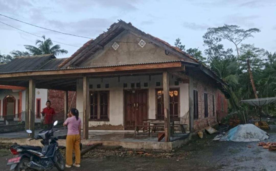Kondisi rumah warga di Banyuasin yang rusak karena puting beliung. (Dok. Istimewa)