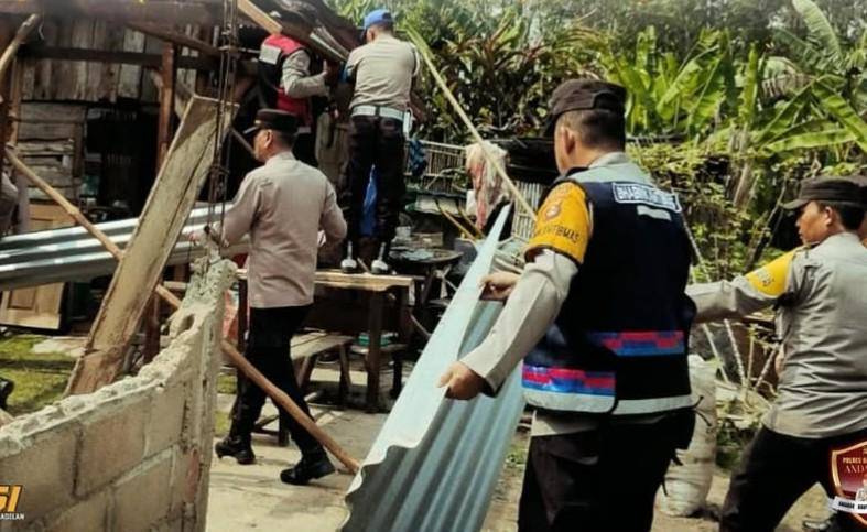 Personel Polsek Talang Kelapa saat membantu memperbaiki rumah warga yang diterjang puting beliung. (Dok. Polsek Talang Kelapa)