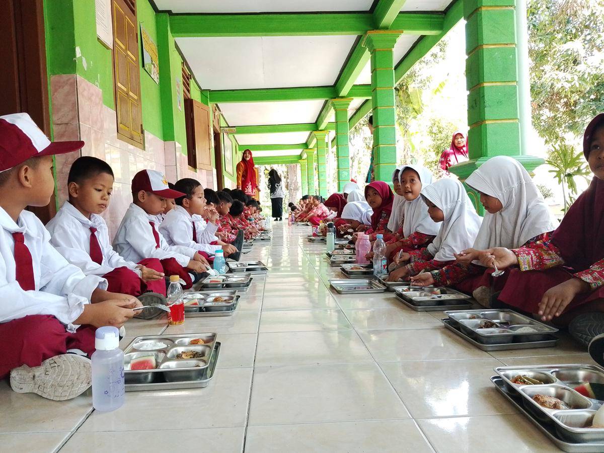 Siswa SDN 1 Pragak menikmati menu MBG pertama kali. IDN Times/Riyanto.