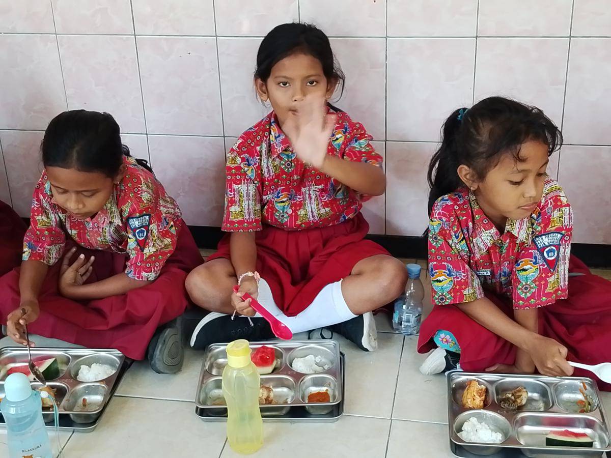 Siswa SDN 1 Pragak menikmati menu MBG pertama kali. IDN Times/Riyanto.