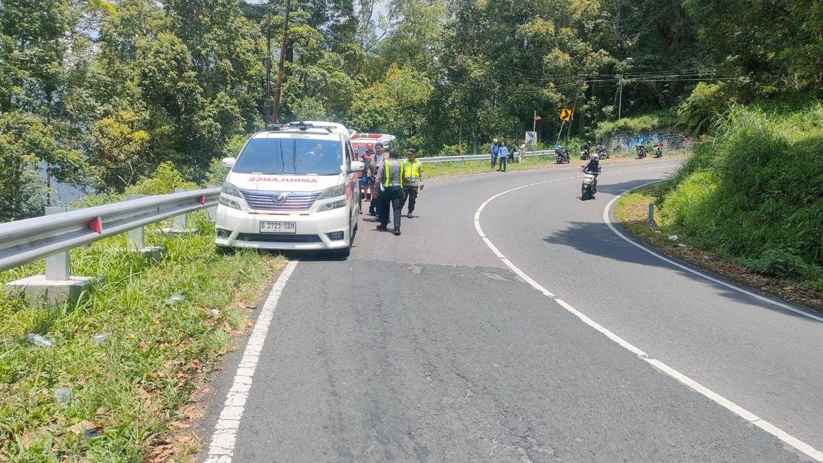 Lokasi Harley Davidson masuk jurang sedalam 10 meter di tikungan jalan tembus Sarangan. IDN Times/Istimewa.