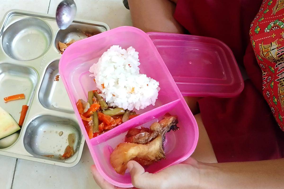 Bayu sisakan ayam, nasi dan sayur untuk dimakan dengan bapak di rumah. IDN Times/Riyanto.