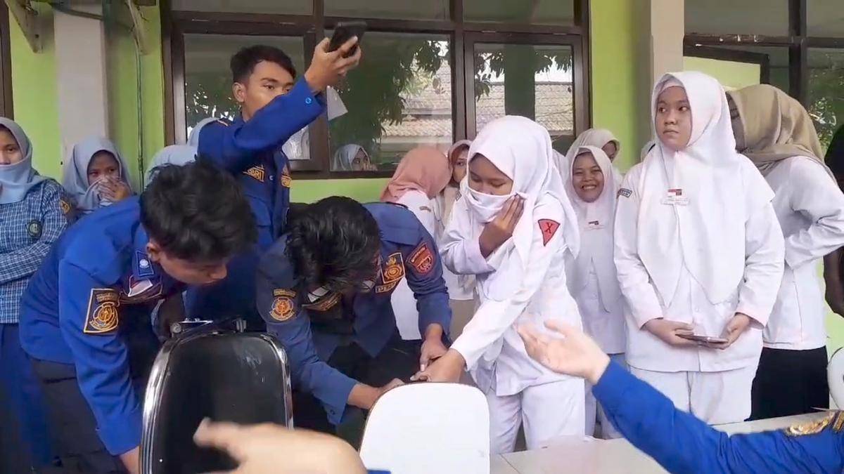 Najwa Asya (16), siswi kesehatan Ngawi bikin geger gara-gara jarinya nyangkut di lubang kursi besi. IDN Times/Riyanto.