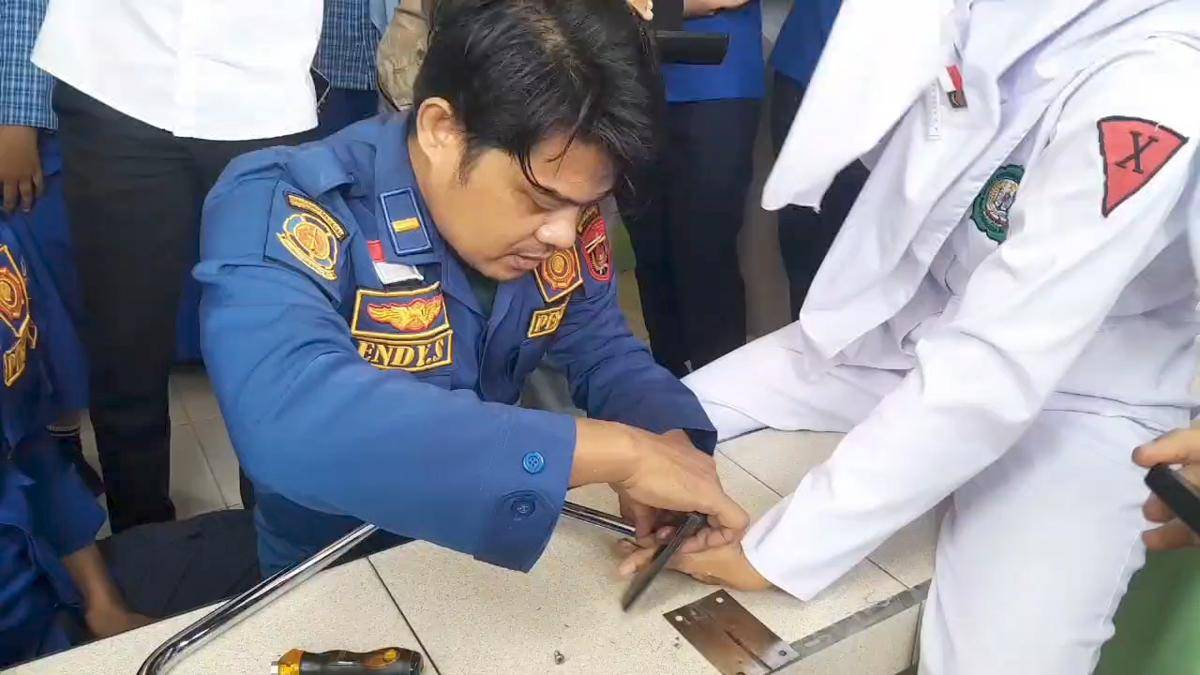 Najwa Asya (16), bikin geger gara-gara jarinya nyangkut di lubang kursi besi. IDN Times/Riyanto.