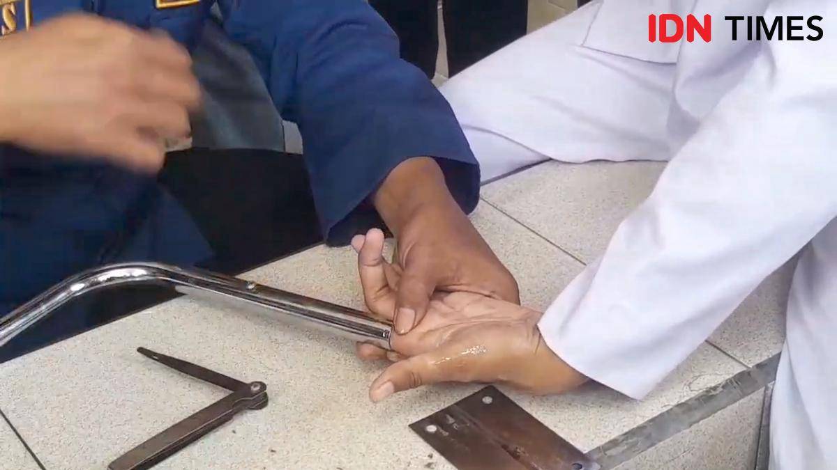 Najwa Asya (16), siswi kesehatan Ngawi bikin geger gara-gara jarinya nyangkut di lubang kursi besi. IDN Times/Riyanto.