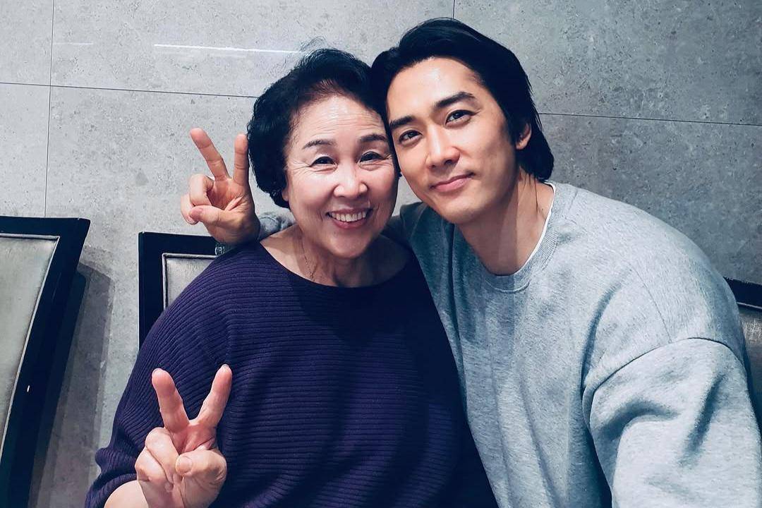 potret Song Seung Heon dan mendiang ibu