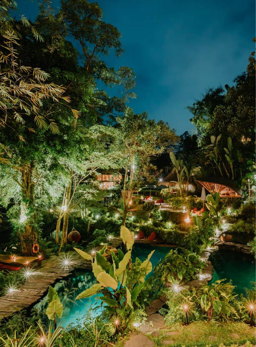 Pemandangan di Bambu Indah pada malam hari. (Hideoutbali.com)